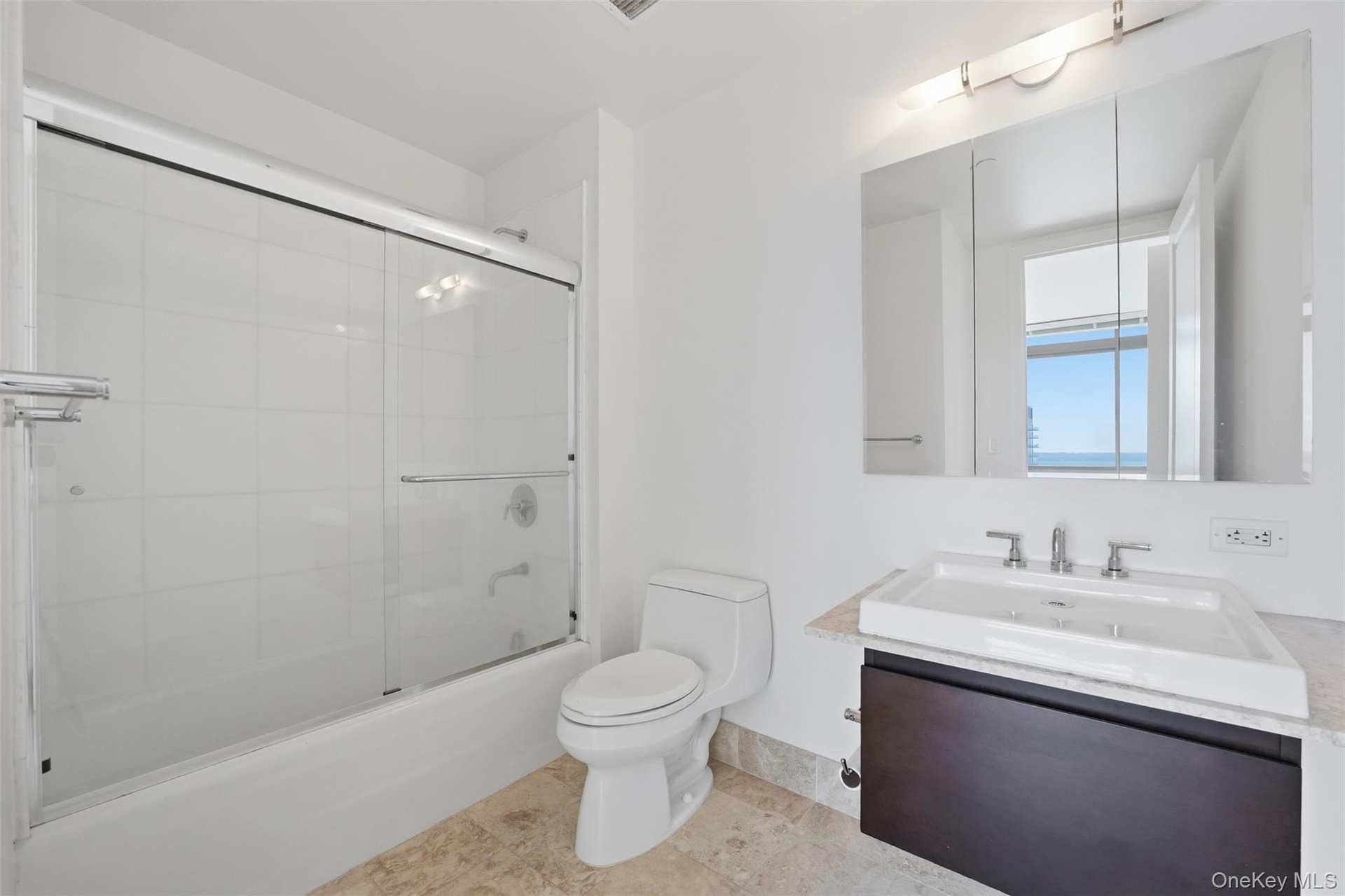 Second bedroom full bath