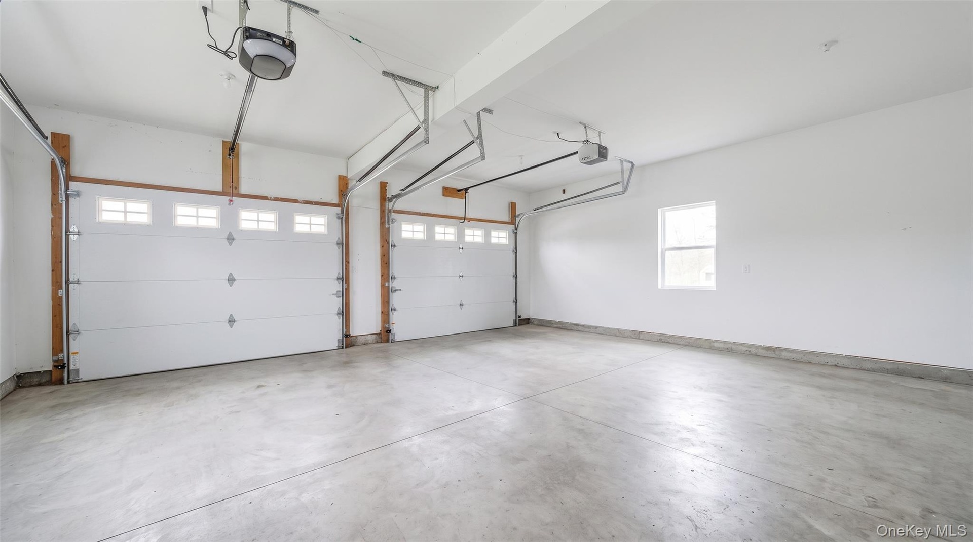 Please take notice that the clutter in the garage has been remove.