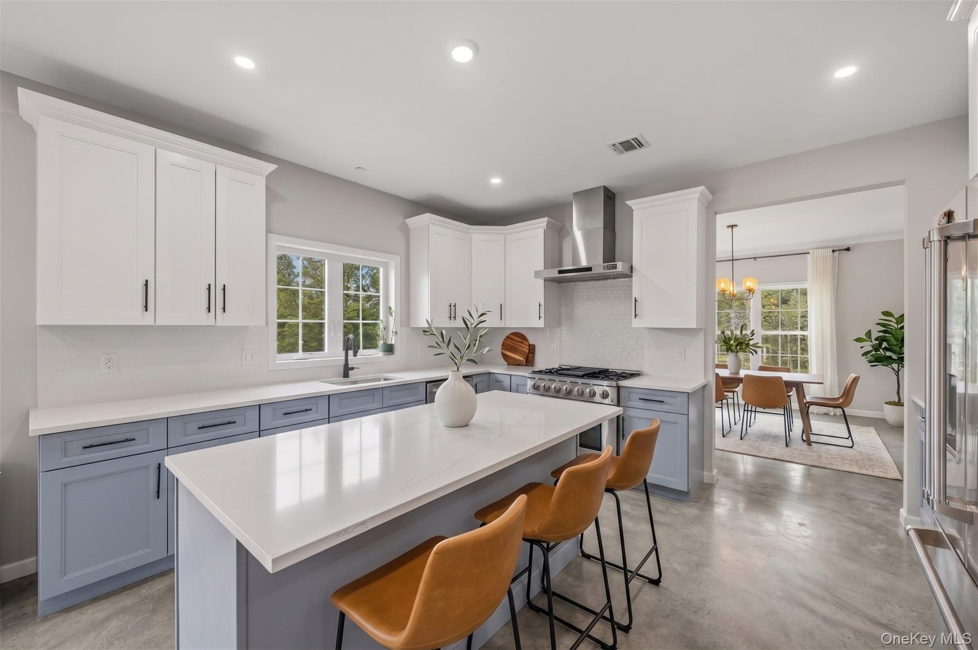 Please take notice that the clutter on the counter top has been remove.