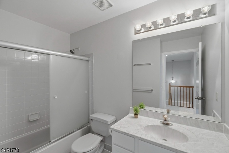 Common Full Bath