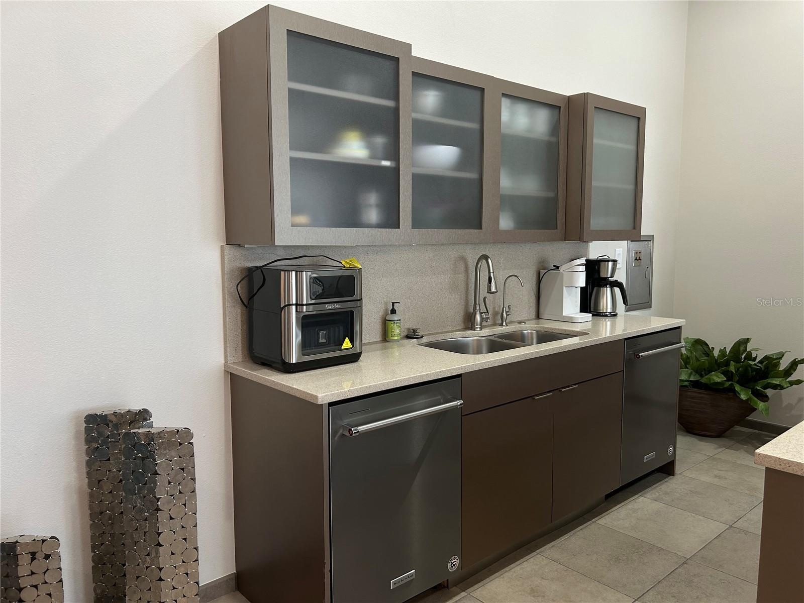 wet bar / coffee station