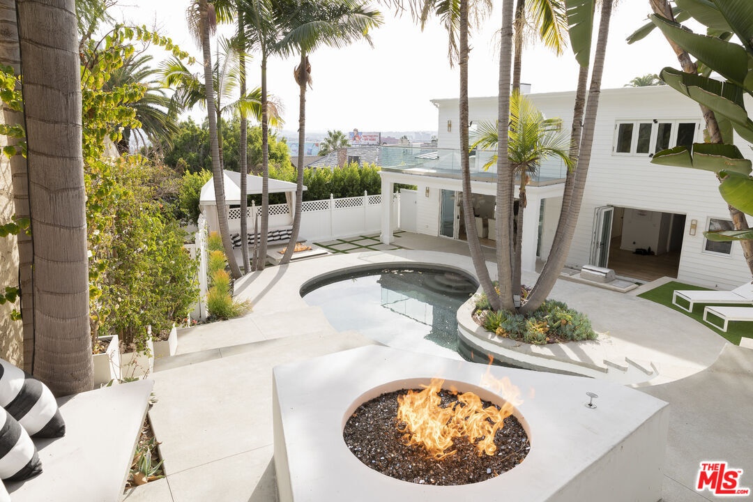 Outdoorf fireplace