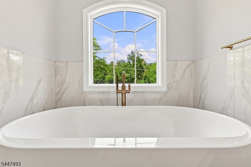 Master Soaking Tub