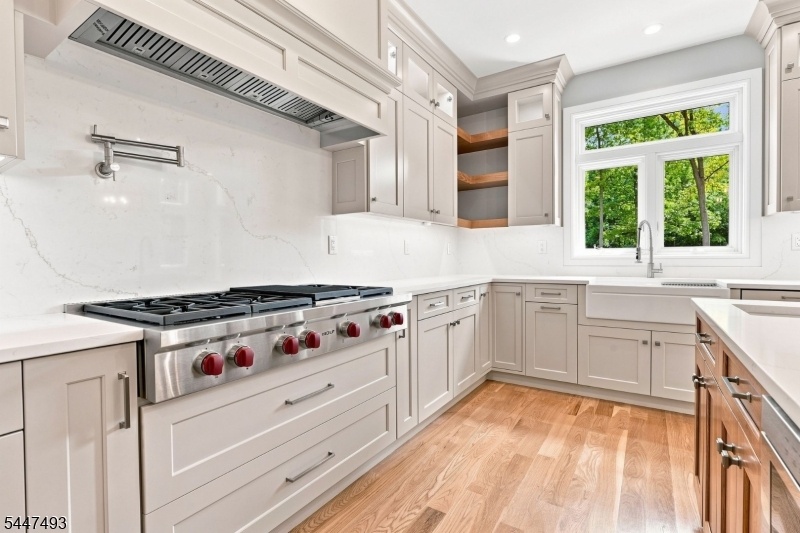 Wolf Gas Cooktop and Kitchen