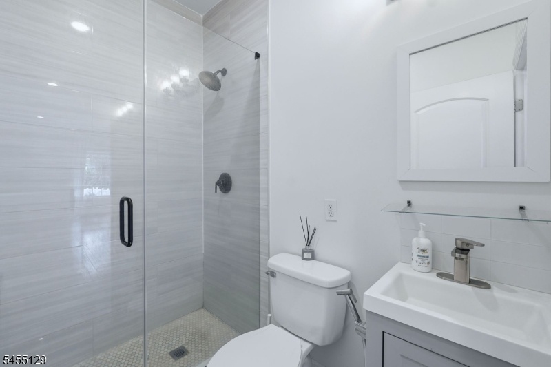 BATHROOM 1ST FLOOR