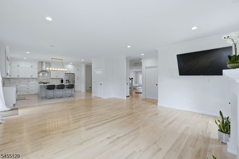 FAMILY ROOM W/KITCHEN