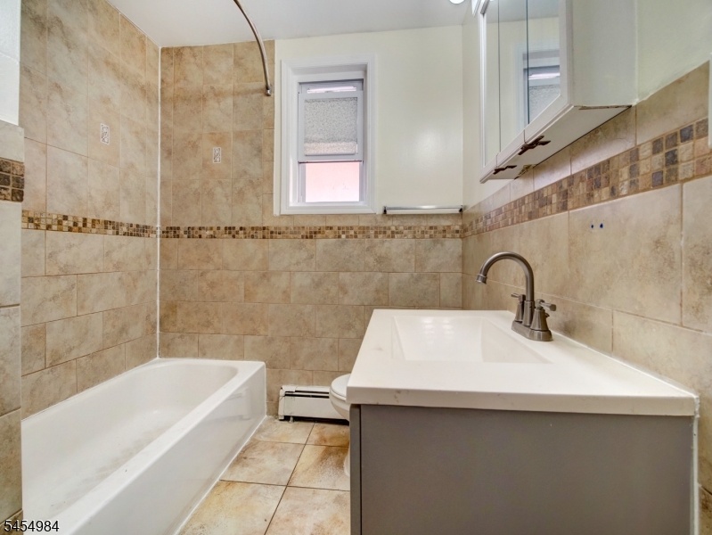 09 Full Bathroom