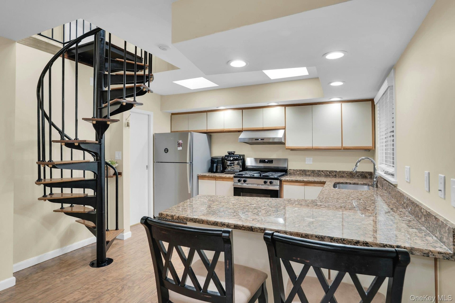 Breakfast bar and granite counters.