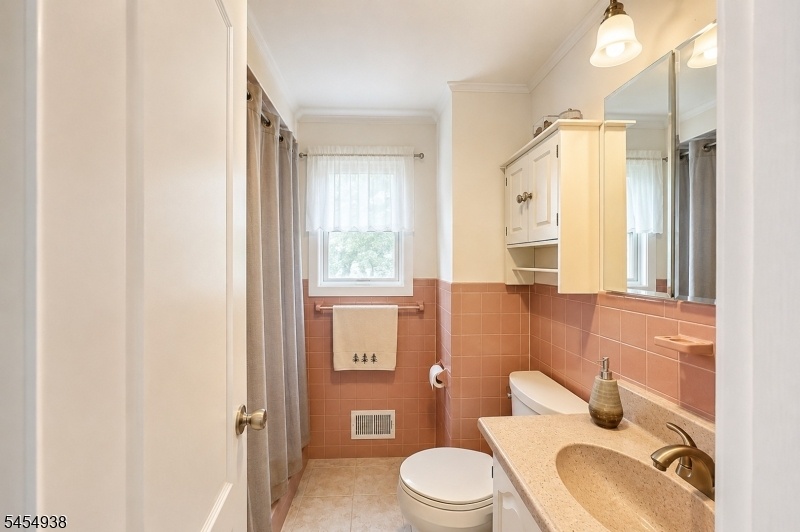 2nd Floor Main Bath