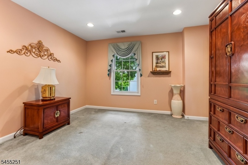 Bedroom w/ walk-in closet