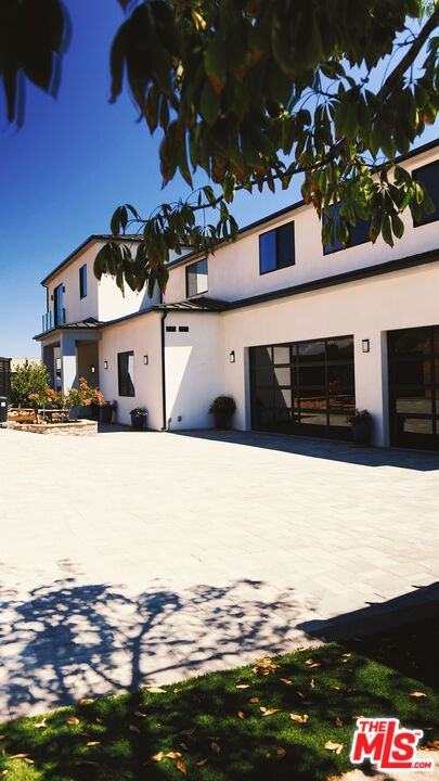 front of the house behind priv