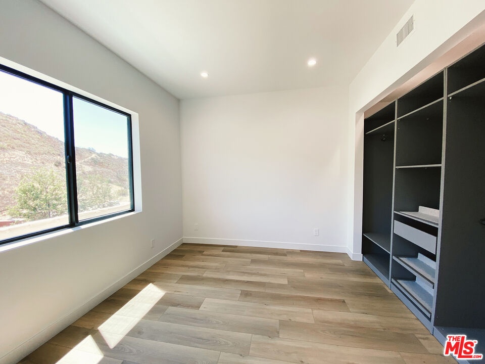 guest bedroom with mirrored cl