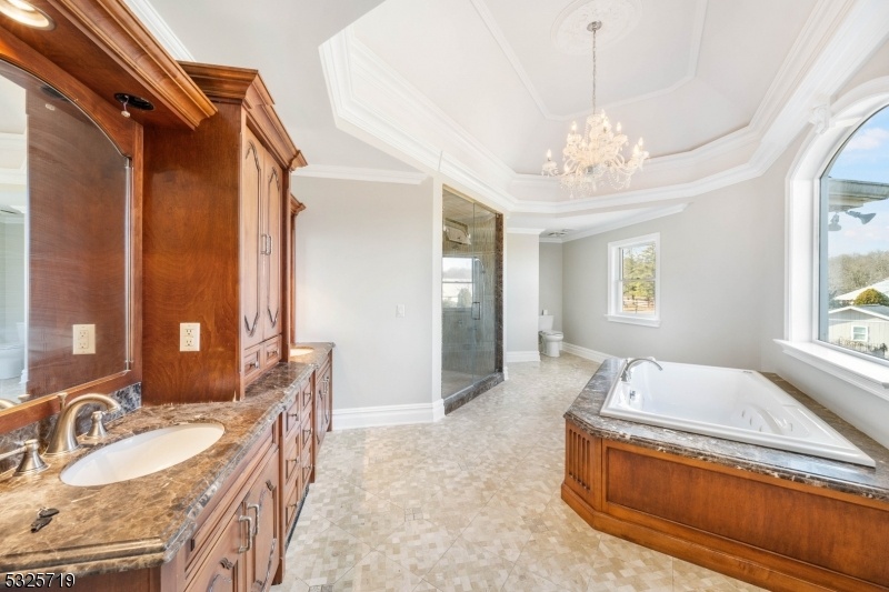 Jacuzzi Tub!