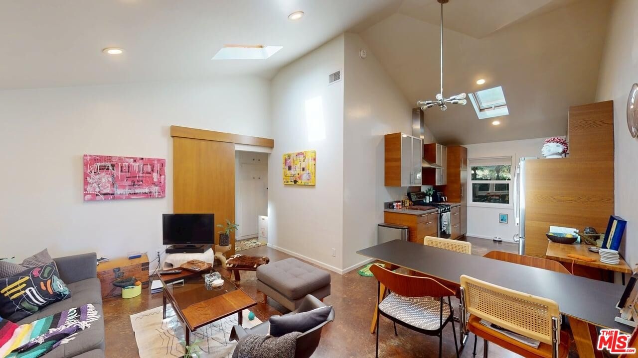 320 Grand Kitchen Livingroom