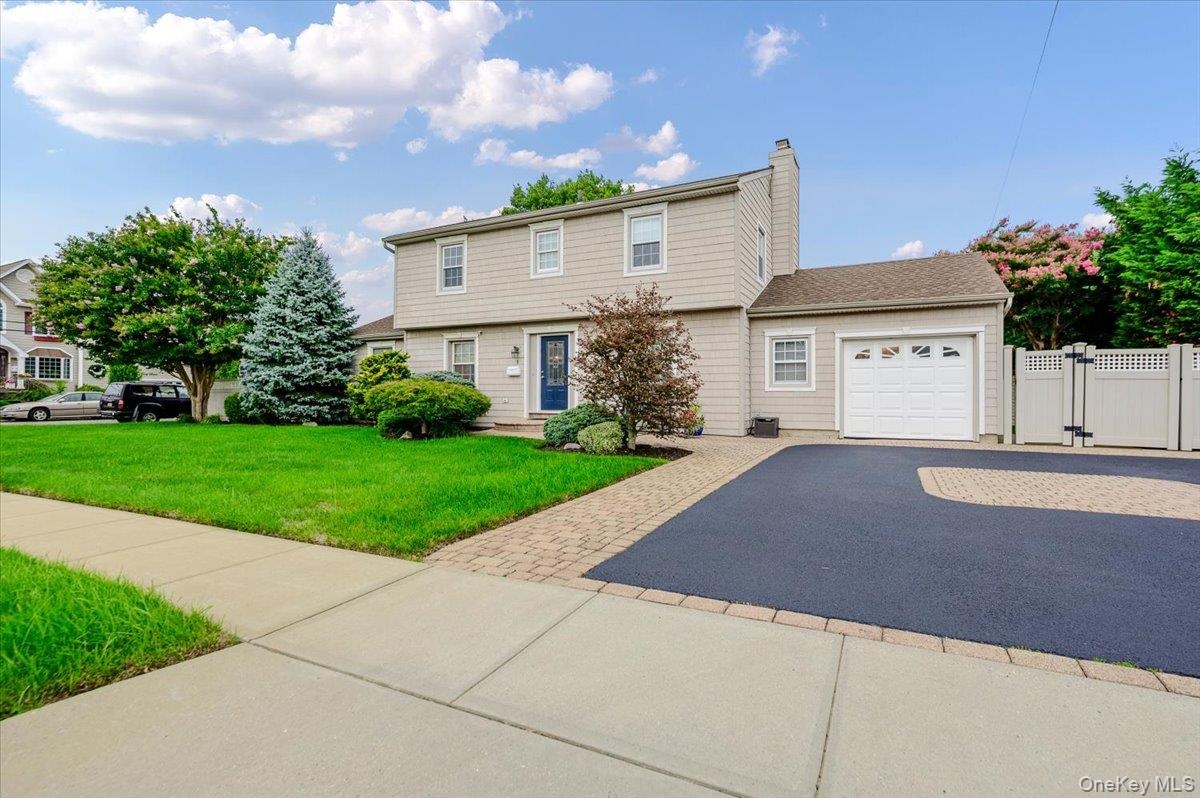 Beautiful Colonial in the desirable Nassau Shores Community