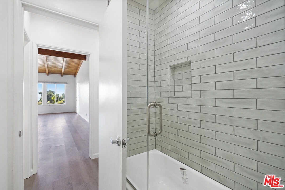 Bathroom 3 w/tub