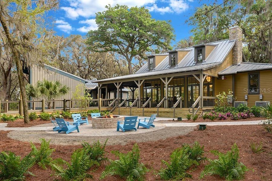 Located down the street you will also find the Lake House also with great amenities.