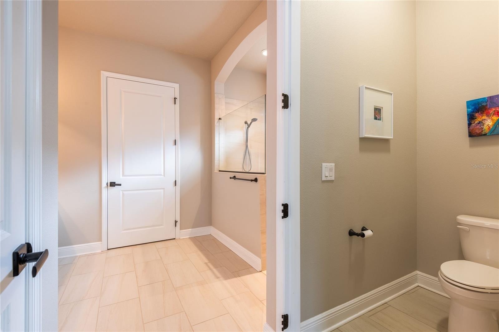 Spacious primary en-suite bath.
