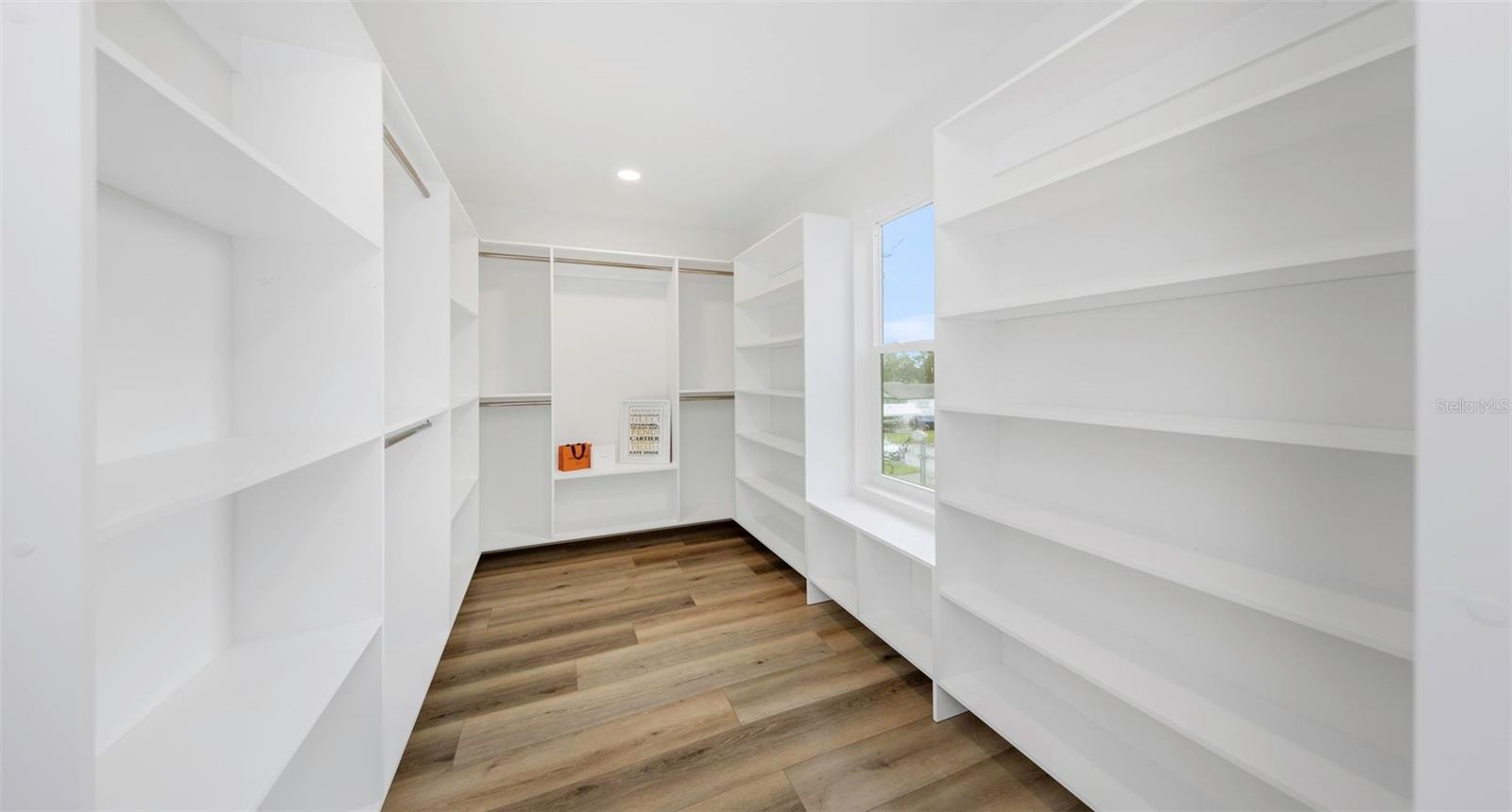WALK IN CLOSET