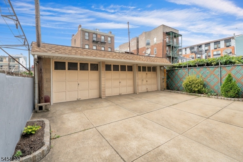 3 Car Garage