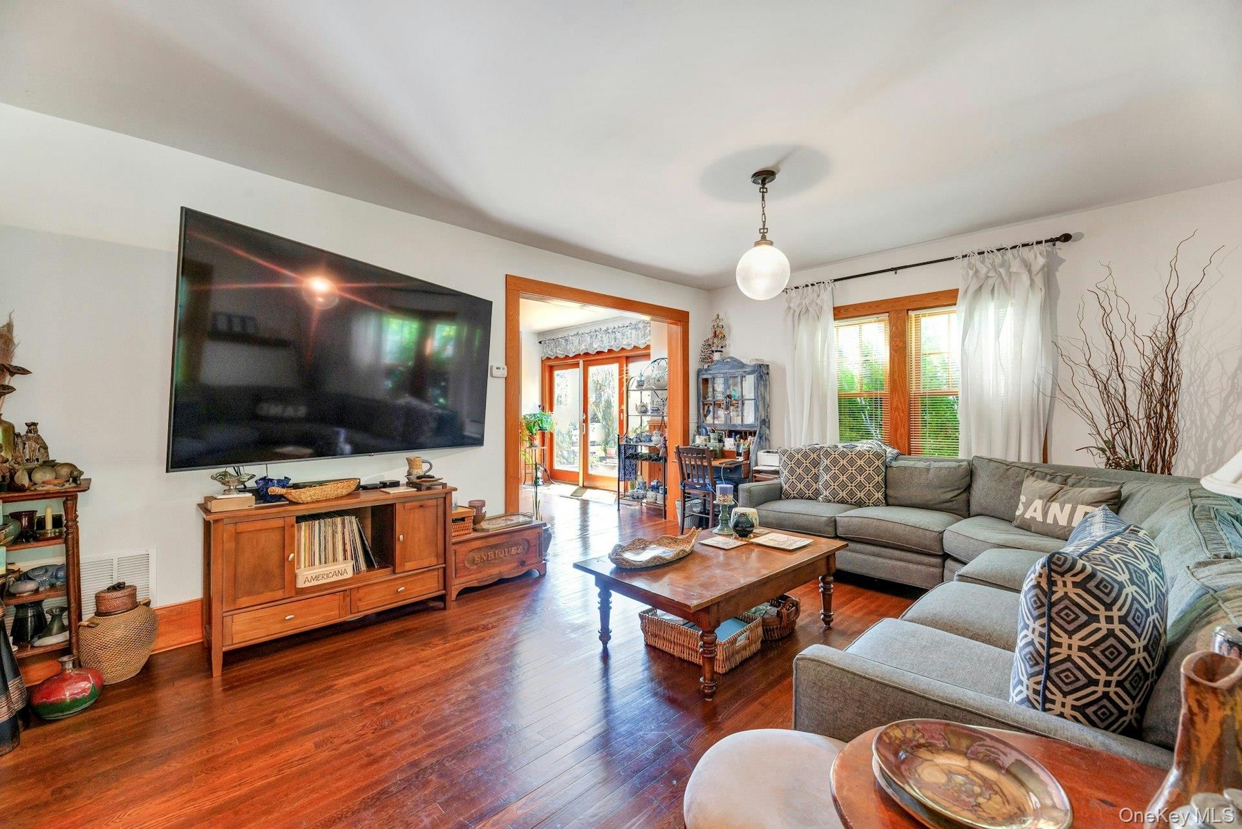 Living Room - Photo 3