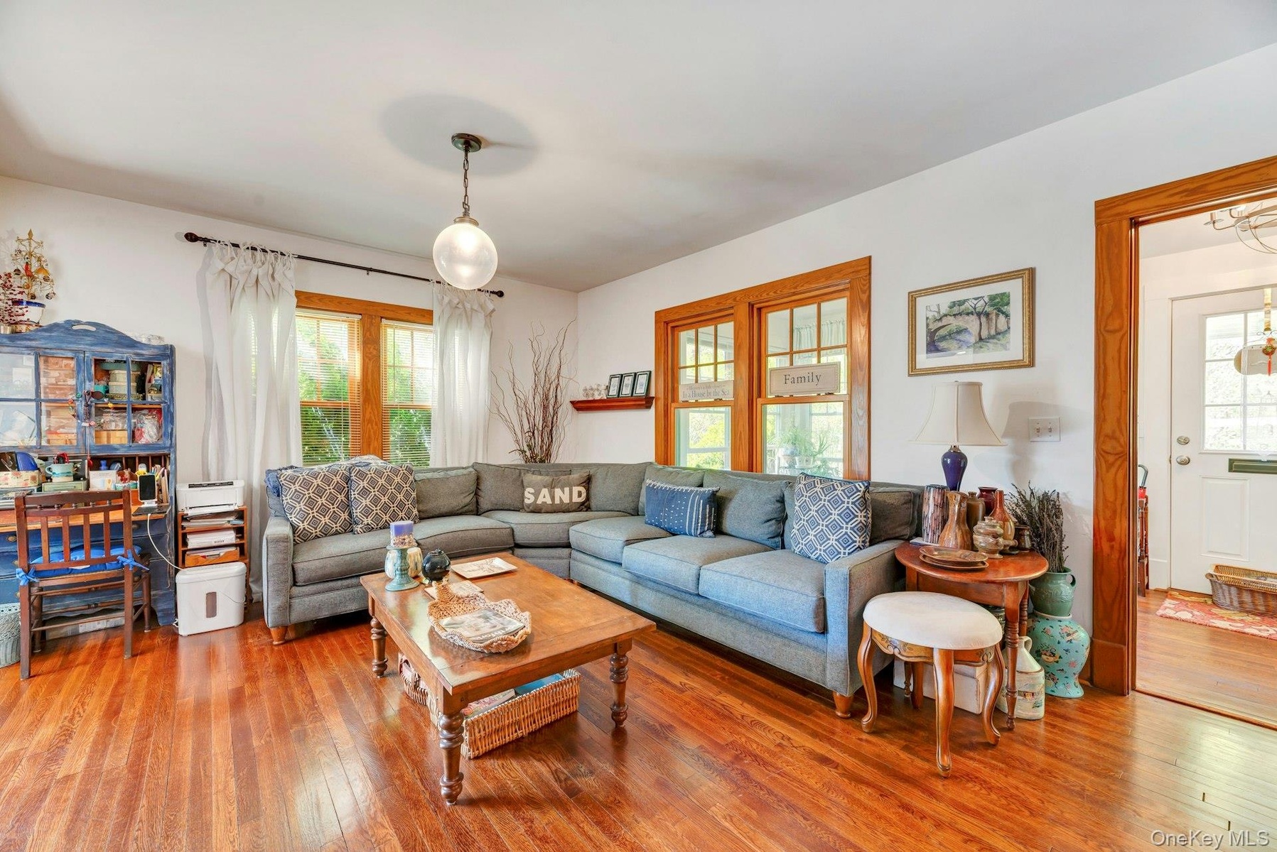 Living Room - Photo 2