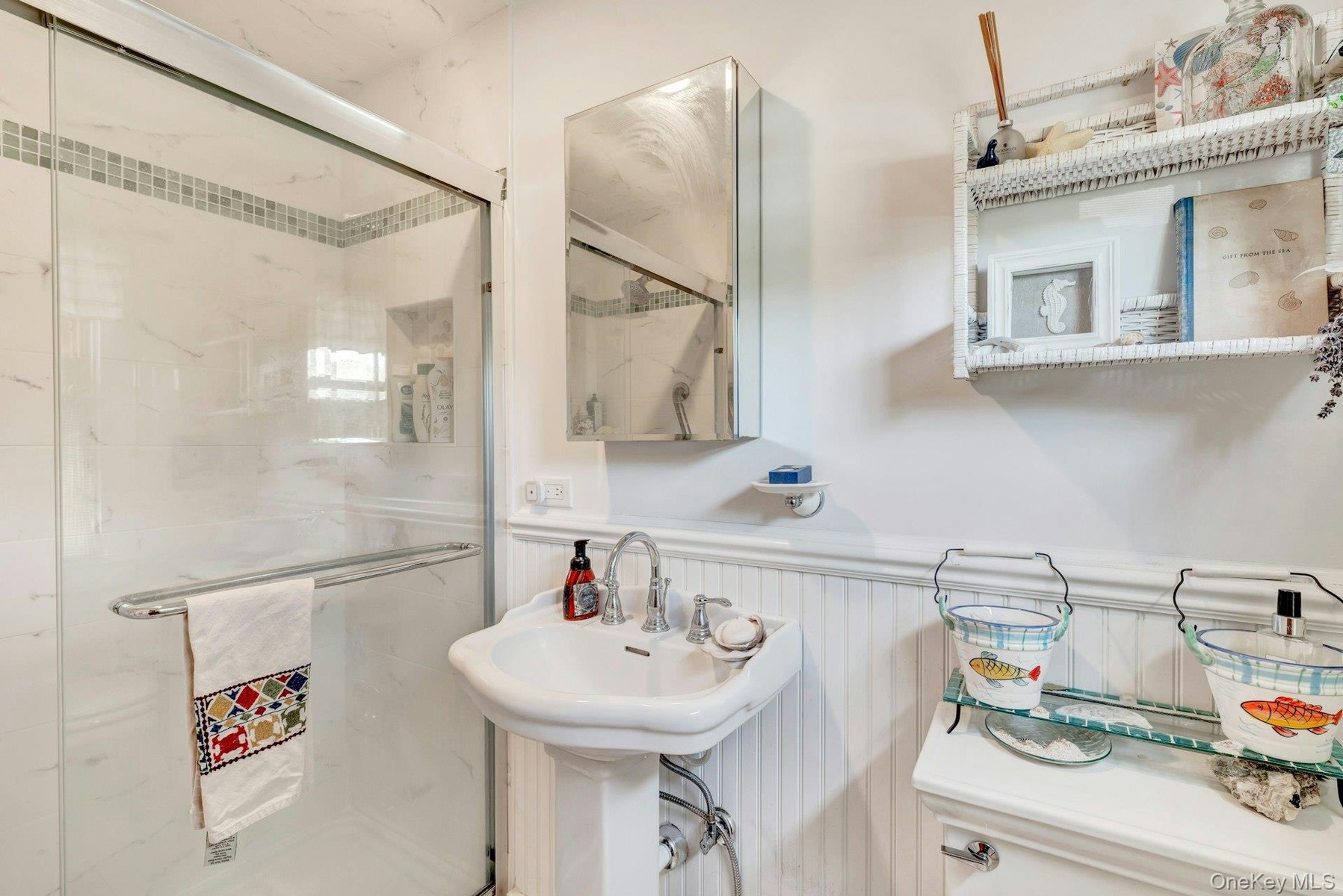 First Floor Bathroom - Photo 2