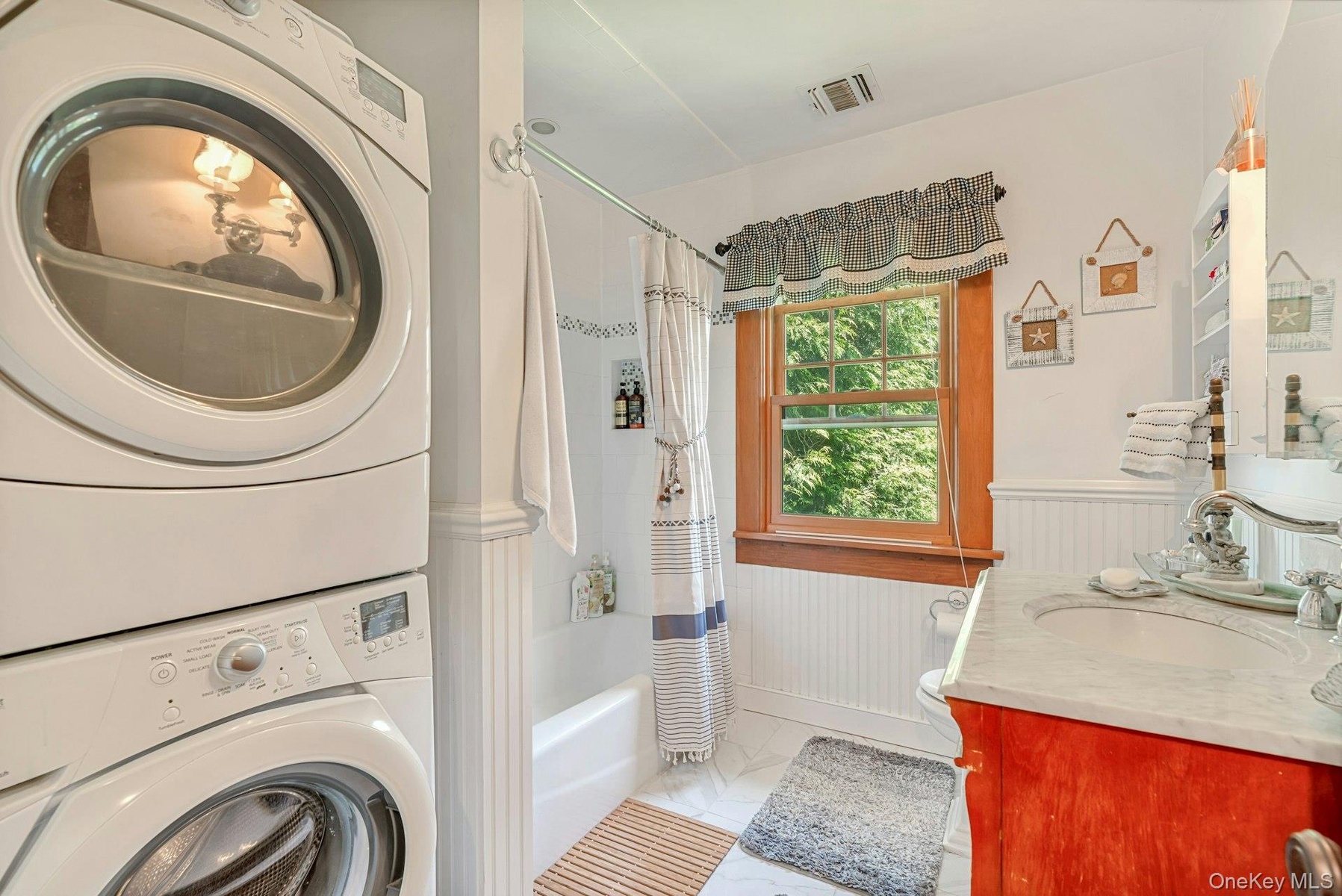 2nd Floor Hall Bath - Photo 2