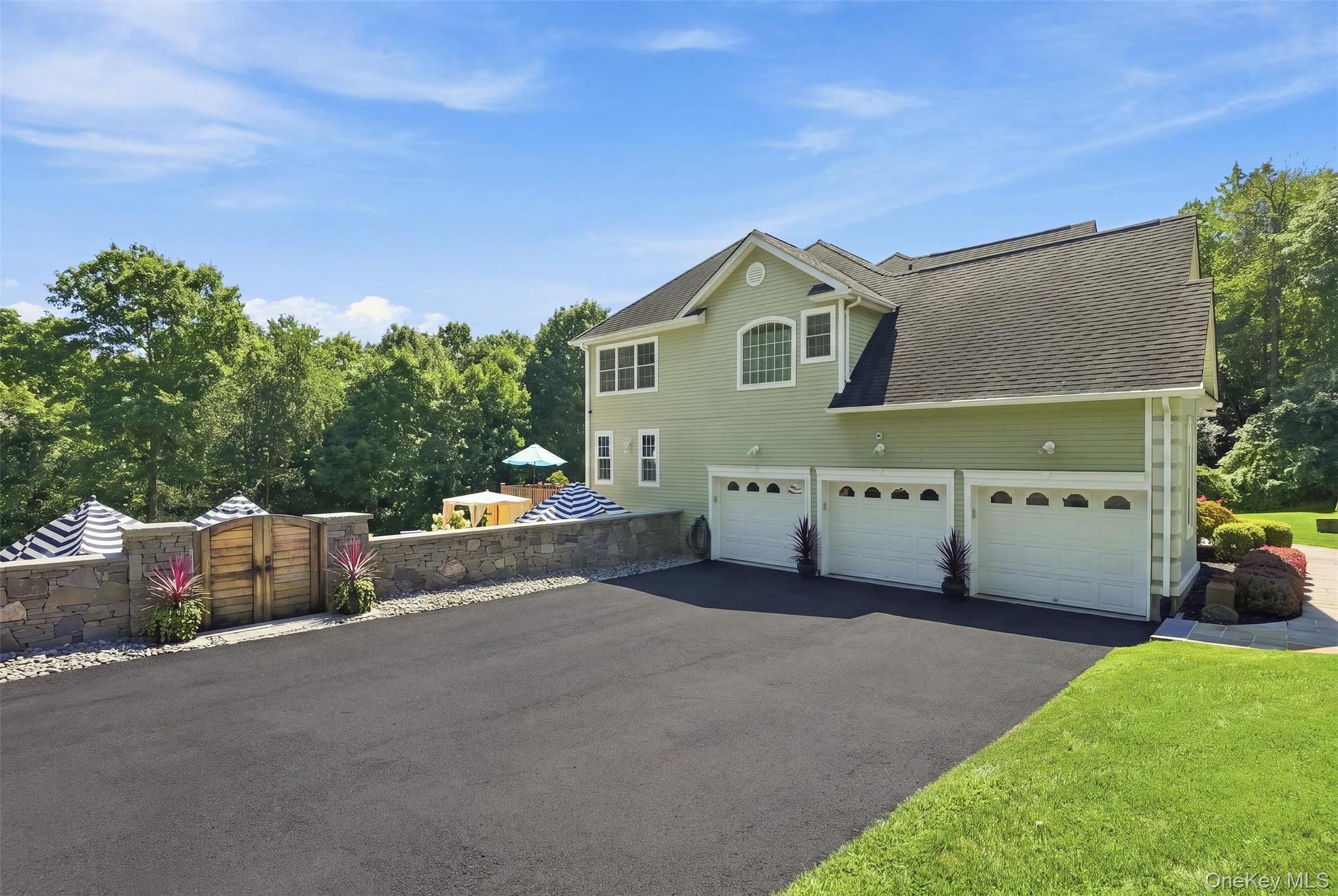 Huge 3 car garage