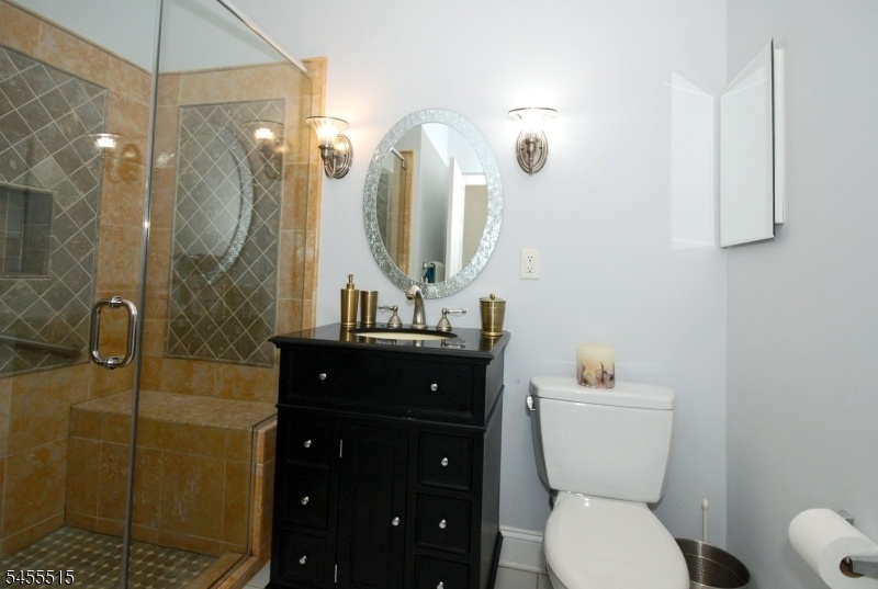2nd/Guest Full Bathroom