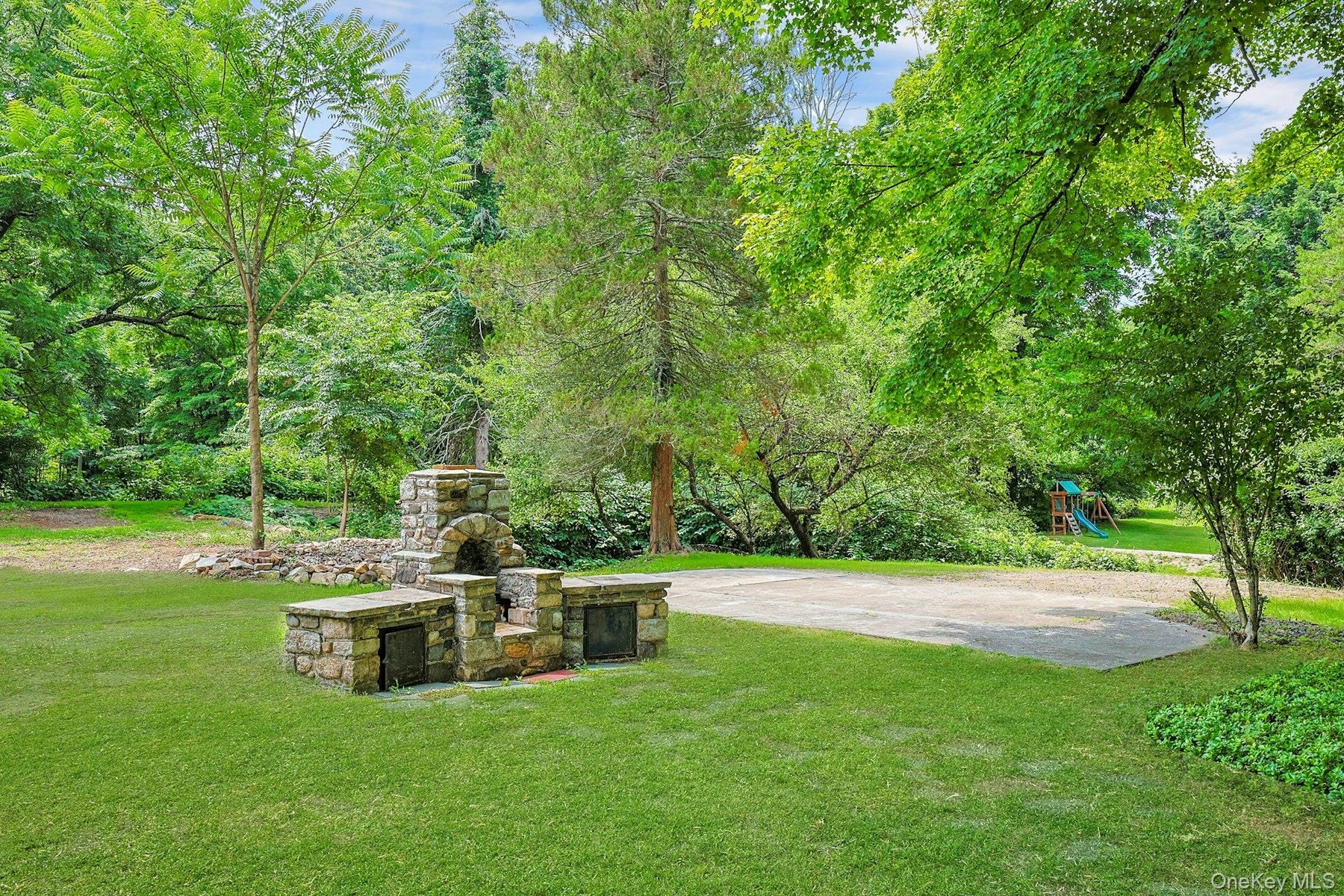 Fire pit/barbecue and patio