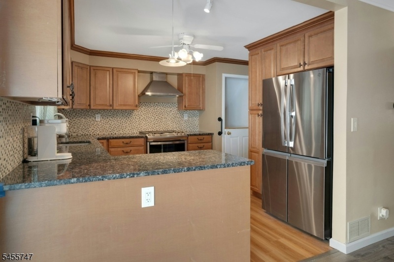 Kitchen w/breakfast bar