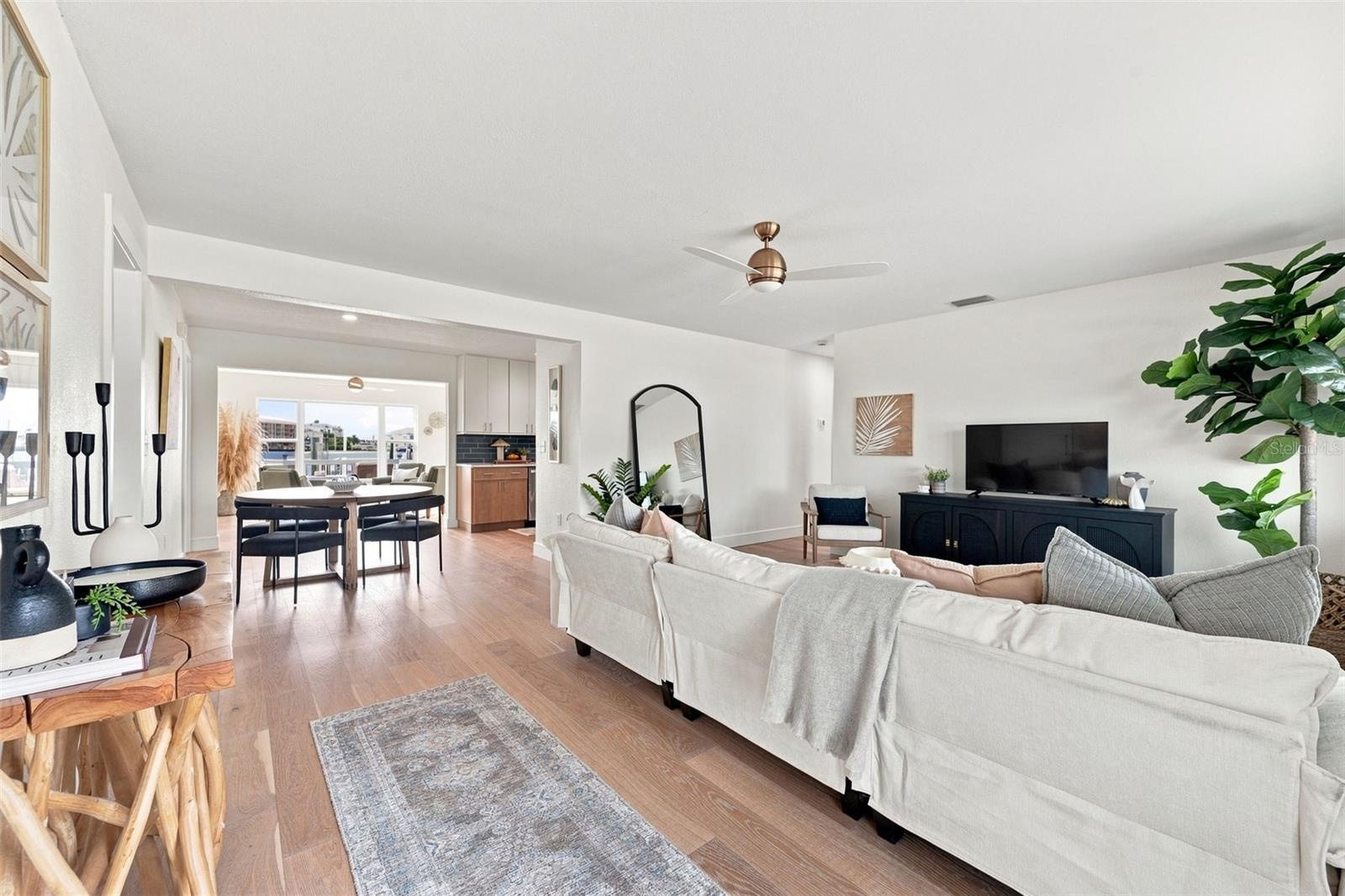Flows to the dining and family room.