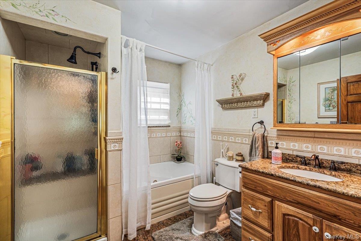 1st Floor Full Bath w/Jacuzzi Tub