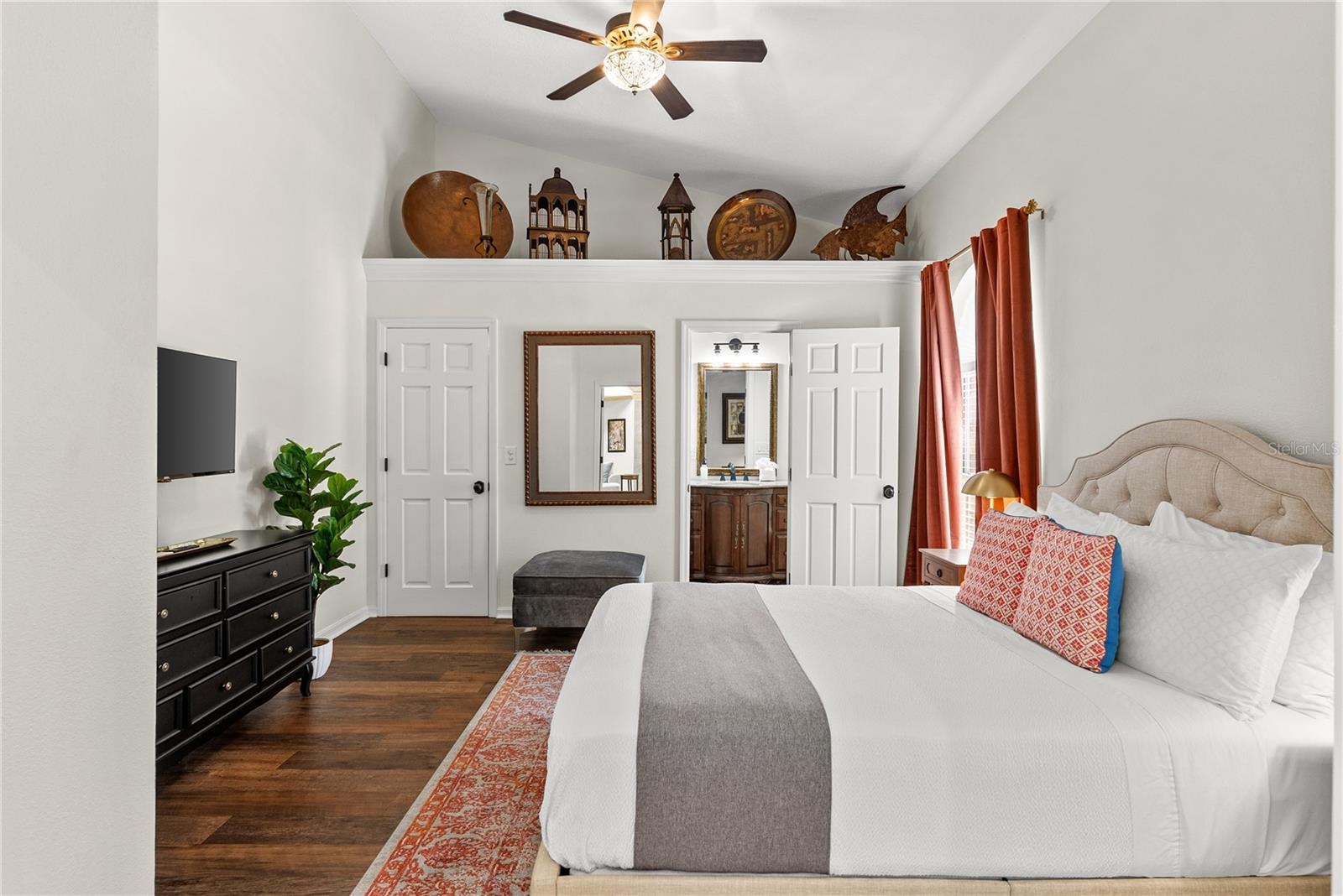 Guest Bedroom with En-Suite Bath