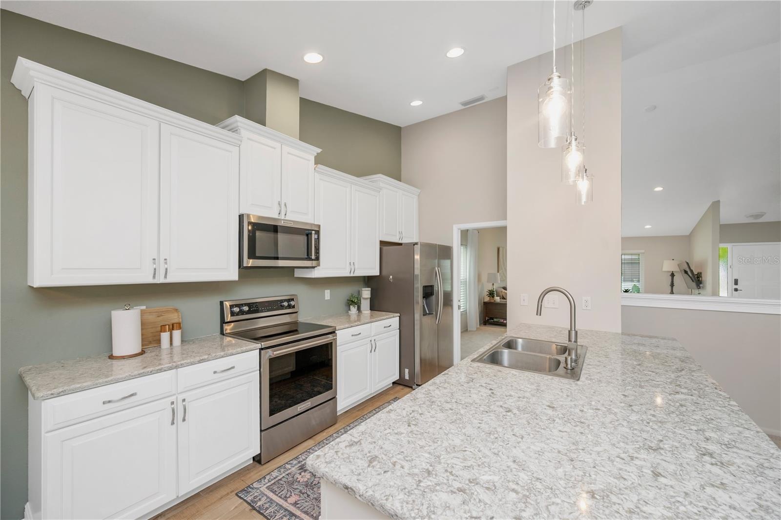 41" raised panel cabinets w/ quartz countertops
