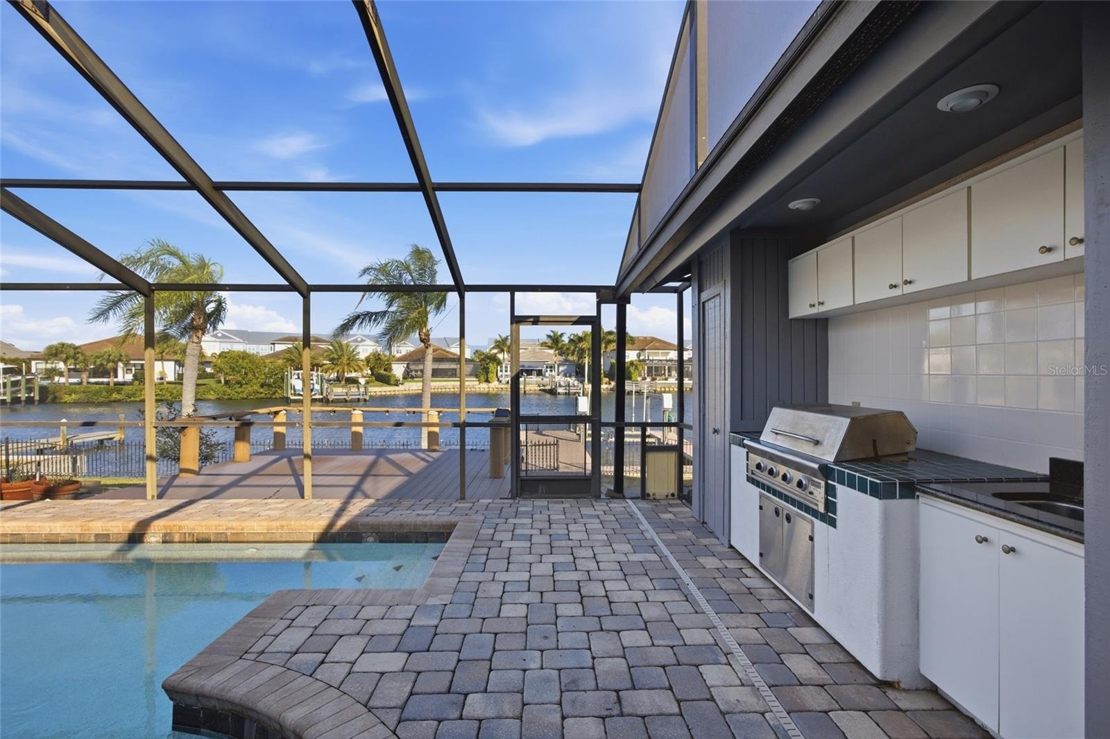 OUTDOOR KITCHEN