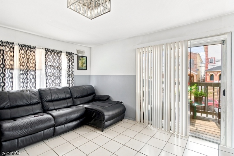 1S FLOOR LIVING AREA