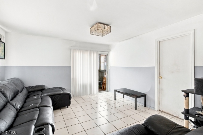 1ST FL LIVINGROOM