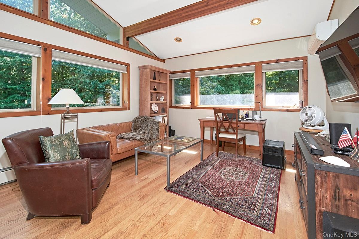 Sitting area with the great windows again.