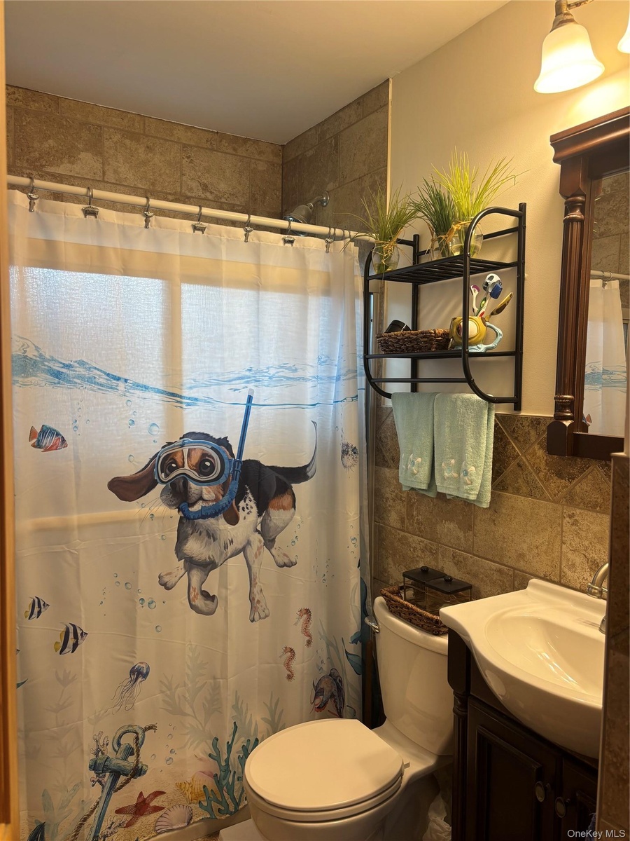 Tiled 1st Floor Bath With Tub
