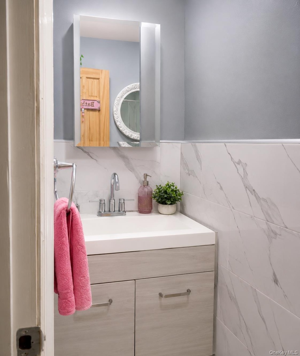 2nd-floor unit, bathroom