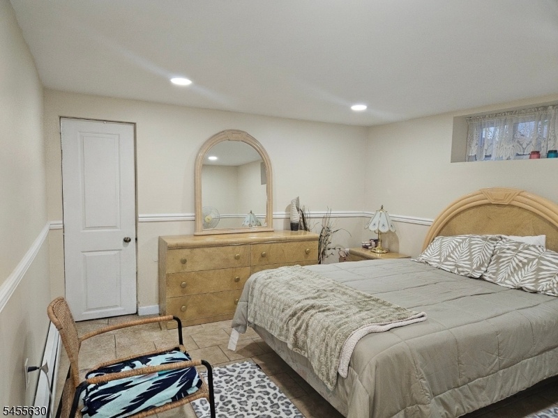 Guest suite bedroom