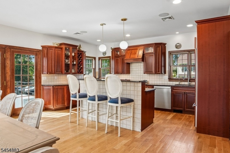 Kitchen w/Breakfast Bar