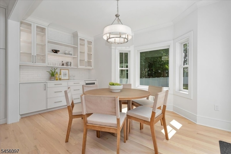 Breakfast Room with Dry Bar