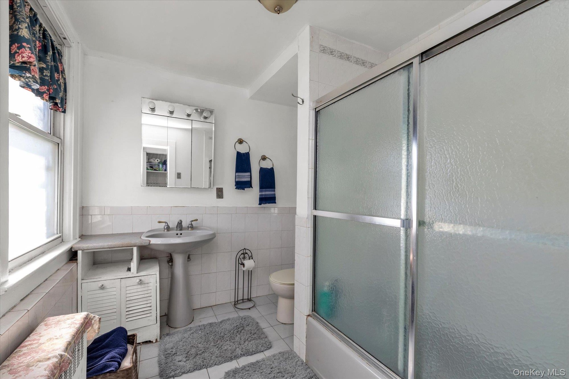 First floor main bathroom