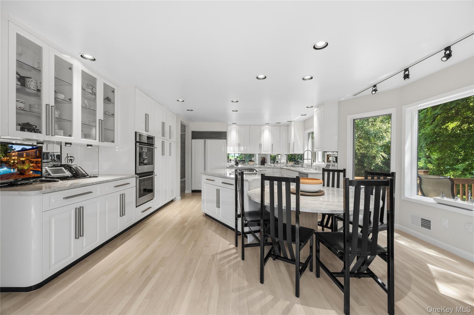Alternate view which shows the impressive size and Stainless Steel appliances