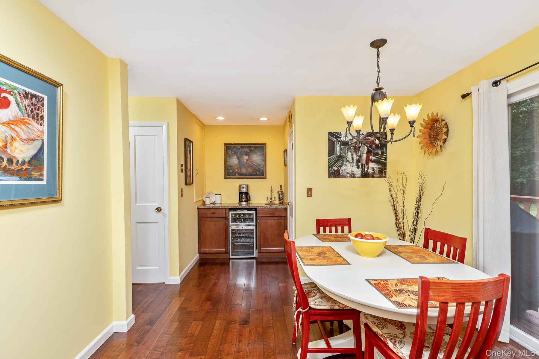 Eat-In Kitchen with Coffee or Wine Bar