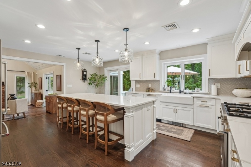 Modern-Eat-in-kitchen