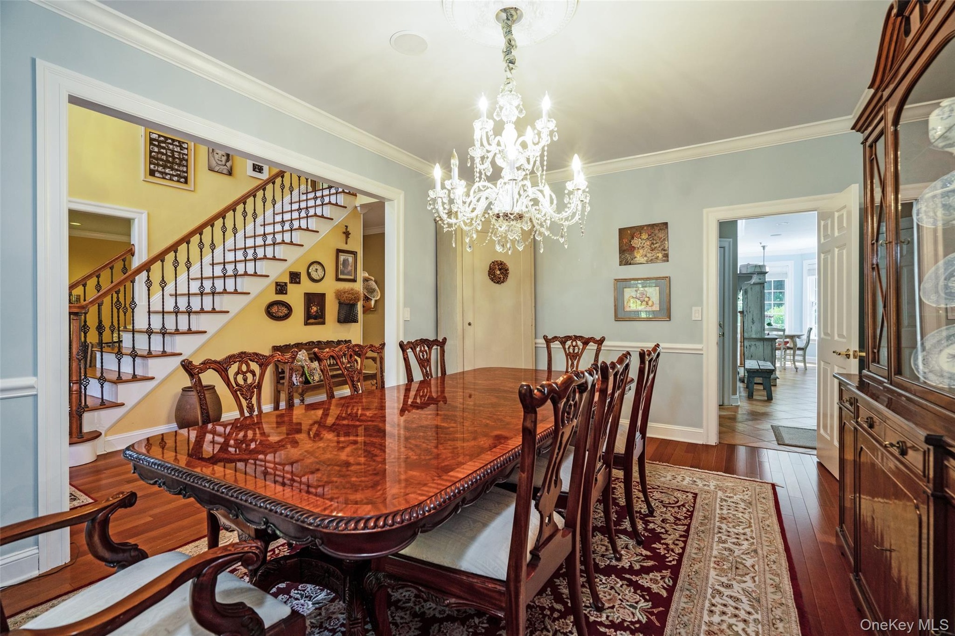 From big holiday dinners to casual weekend hangouts, this dining room is perfectly positioned for entertaining. It flows effortlessly from the kitchen